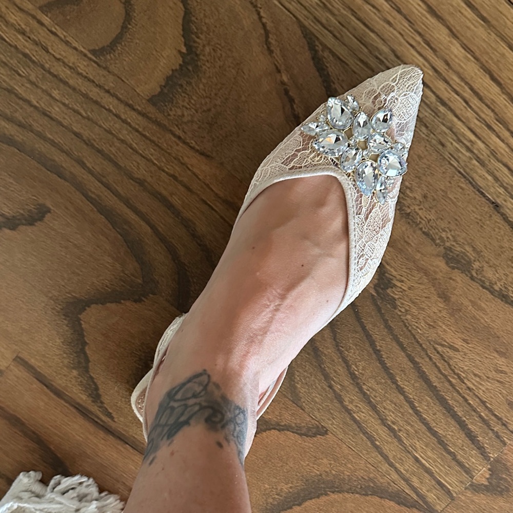 Elegant Lace Slingback Heels - Picture 3 of 4
